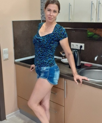 💋 Со мной ты окунешься в мир наслаждений и блаженства, которые только я могу тебе предоставить. 👄 Я предлагаю широкий спектр услуг, включая классический секс, оральные ласки, эротический массаж и многое другое. 🌟 Отзывы о моих умениях говорят сами за себя – мои клиенты остаются довольны и всегда возвращаются ко мне снова. 🔥 Подтверждение моей красоты и соблазнительности ты можешь найти на моих фото, которые я с удовольствием скину тебе. 😉 Жду твоего звоночка, чтобы воплотить все наши фантазии в реальность. До скорой встречи, милый! 💕 Валерия