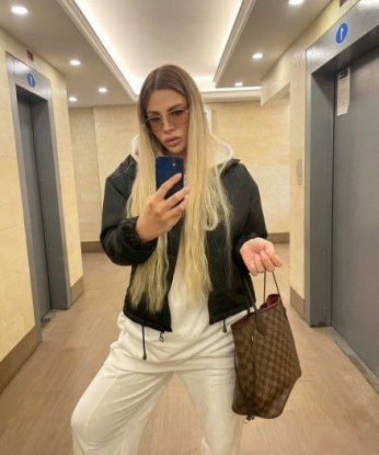 Я живу в Москве, городе страсти и возможностей. 💋
Мои услуги настолько разнообразны, что ты просто не сможешь устоять перед ними. В моем арсенале есть все, чтобы удовлетворить твои самые сокровенные фантазии. К тому же, я очень креативная и открытая к новым экспериментам. 🔥
Мои опыт и нежные прикосновения позволят тебе полностью расслабиться и наслаждаться каждой минутой нашего свидания. Разве ты сможешь устоять перед этим соблазном? 😉
Но не верь только моим словам, загляни в мою галерею фото и увидишь, насколько я сексуальна и желанна. Мой страстный образ идеально сочетается с моими опытными навыками.
Мои клиенты всегда остаются довольными и возвращаются ко мне снова и снова. Доверься мне, и я окуну тебя в мир настоящего блаженства. 💫
Так что, если ты хочешь испытать настоящее наслаждение и пережить незабываемые мгновения, я всегда готова подарить тебе все, чего ты желаешь. Жду твоего звонка, мой горячий мужчина. 💕 Карина